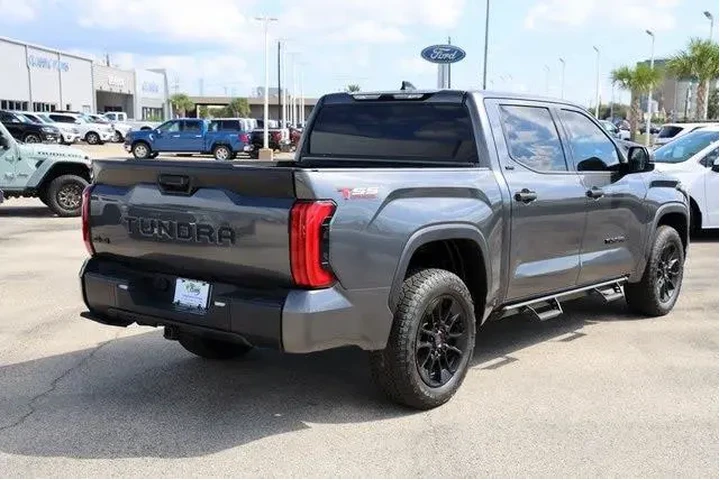 $39592 : Toyota Tundra 2023 4x4 SR5 4 image 8