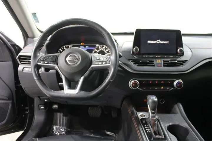 $17989 : Nissan Altima 2022 2.5 SR 4d image 2