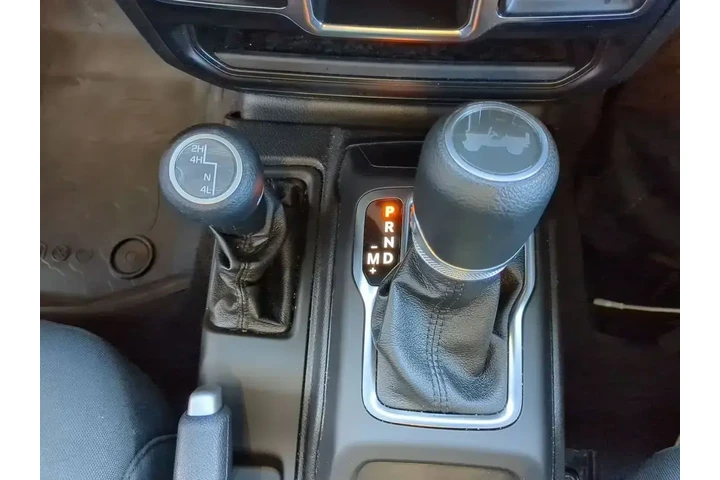 $26970 : Jeep Wrangler Unlimited 2021 image 9