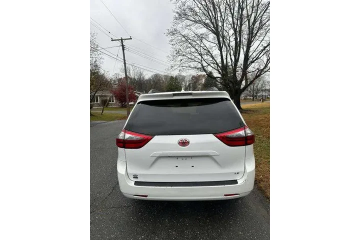 $14995 : Toyota Sienna 2020 LE 7-Pass image 8