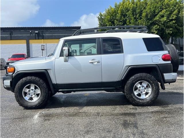 2008 Toyota FJ Cruiser Sport image 2