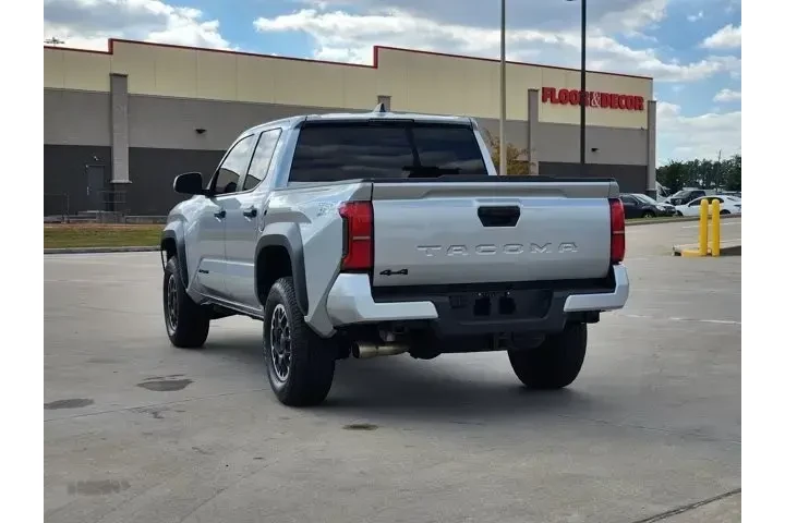 $35555 : Toyota Tacoma 2024 4x4 SR5 4 image 7