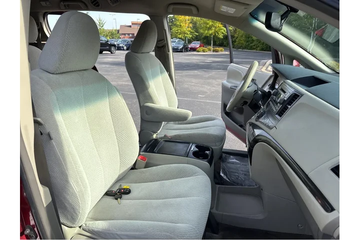 $10000 : 2013 Sienna LE image 5