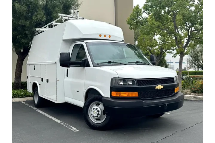 2022 Express G3500 image 1
