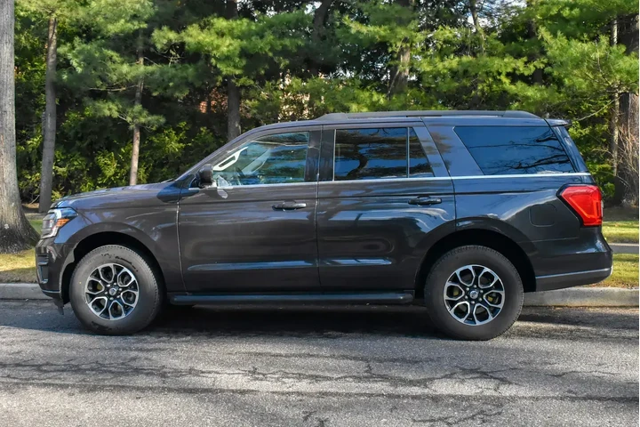 $35995 : Ford Expedition 2024 4x4 XLT image 4