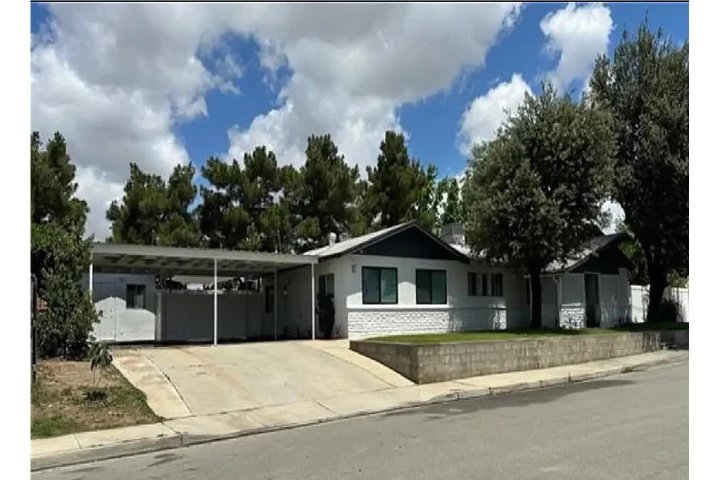 $950 : Beautiful completely remodeled image 1