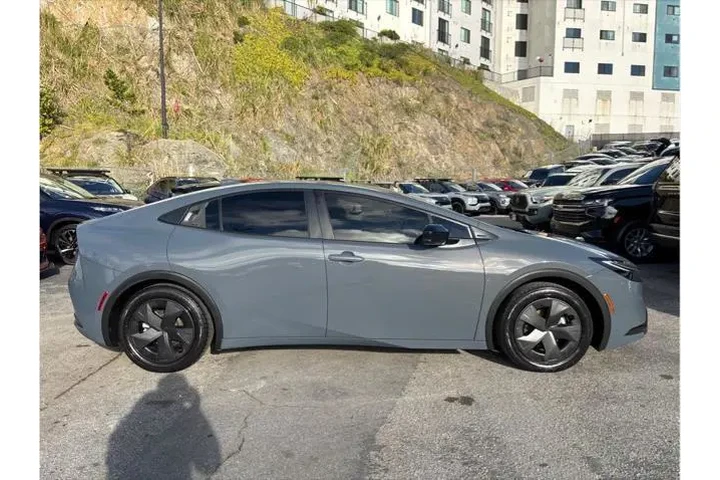 $27498 : Toyota Prius 2023 LE 4dr Hat image 7