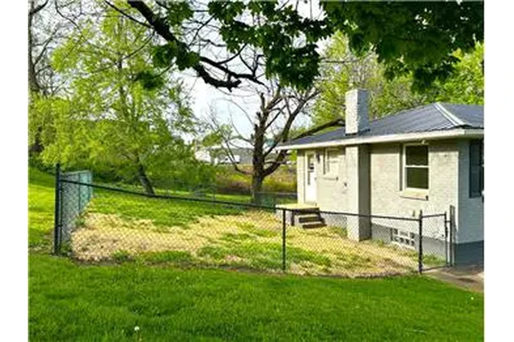 $1100 : Rental property with 2 bedro image 3