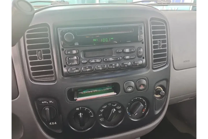 $3402 : Ford Escape 2002 XLS Choice image 6