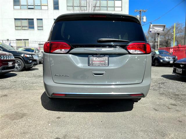 $24500 : 2020 Pacifica TOURING image 6