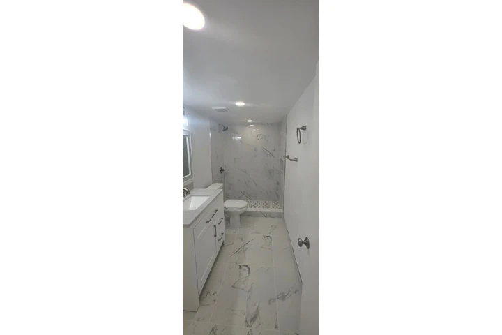 $2400 : RENTA APARTAMENTO HIALEAH image 3