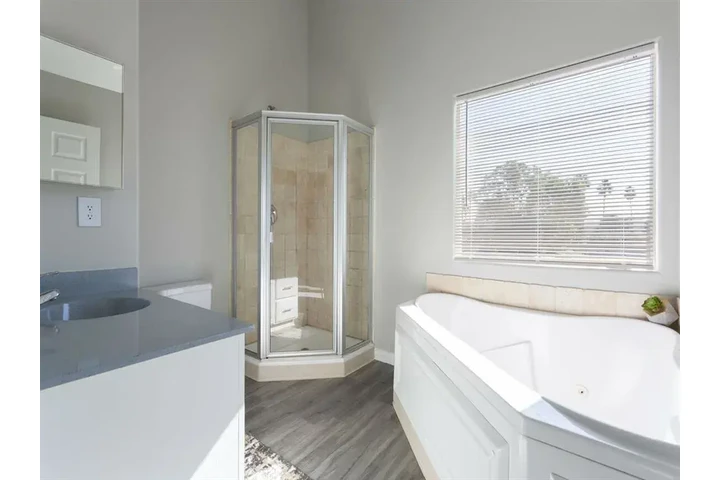 $3495 : 3-Recamaras 3-Banos 3-Pisos image 8