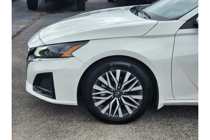 $19995 : Nissan Altima 2023 2.5 SV 4d image 9
