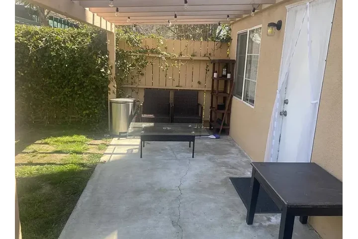$950 : Couple This spacious 1-bedroom image 4