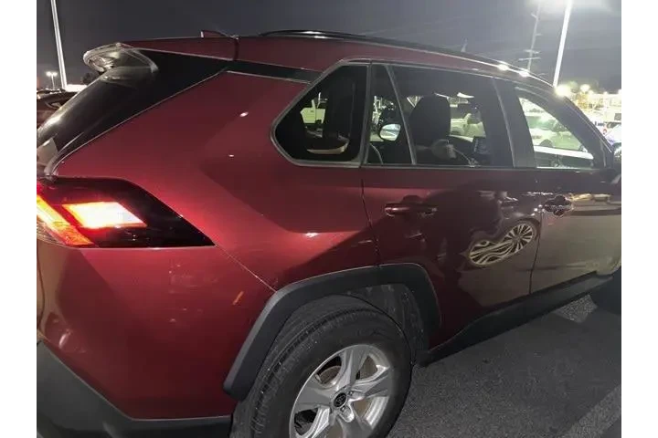 $28778 : Toyota RAV4 2021 AWD XLE 4dr image 2