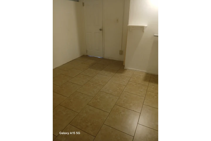 $750 : Se renta 1 cuarto para mujer image 1