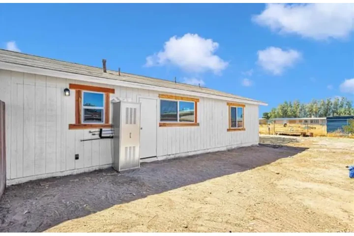 $1950 : 3Beds 1Bath House- Adelanto CA image 3