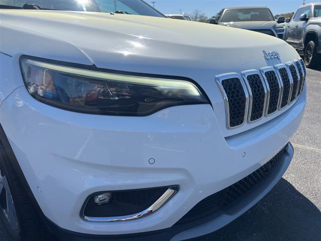 $19890 : PRE-OWNED 2019 JEEP CHEROKEE image 10