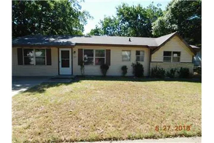 $1100 : Rental property with 3 bedro image 1