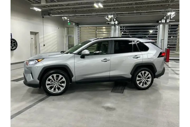 $24880 : Toyota RAV4 2020 AWD XLE Pre image 2