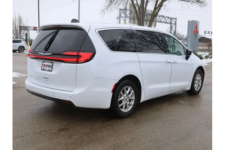 $29990 : Chrysler Pacifica 2024 Touri image 10