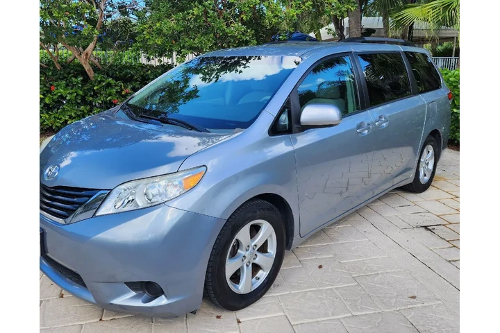 $9900 : 2015 Toyota Sienna LE Minivan image 2