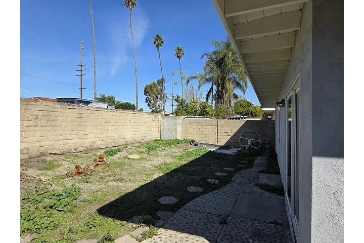 $900 : Beautiful Home...LAKEWOOD,CA image 7