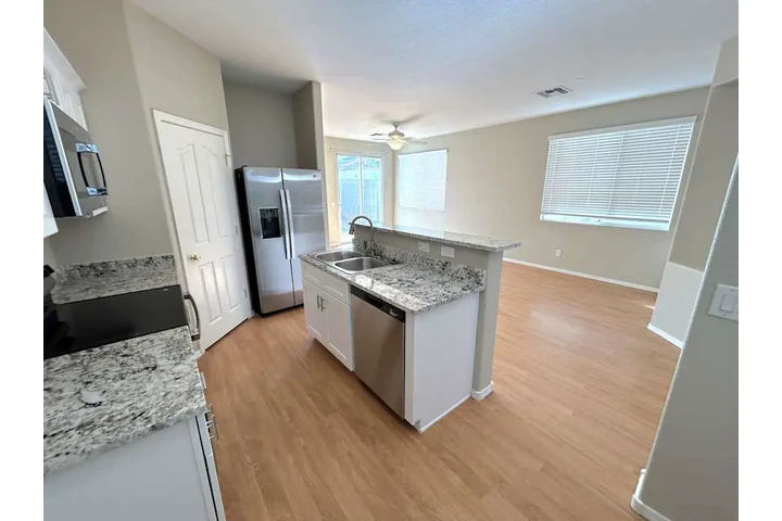 $1050 : Home for rent image 3