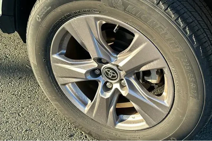 $27990 : Toyota RAV4 2022 XLE 4dr SUV image 4