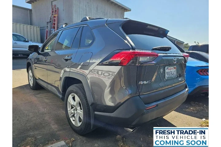 $28575 : Toyota RAV4 2021 AWD XLE 4dr image 2