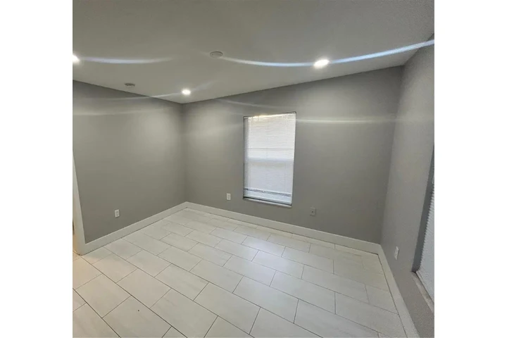 $1200 : de 3 dormitorios reformado image 9