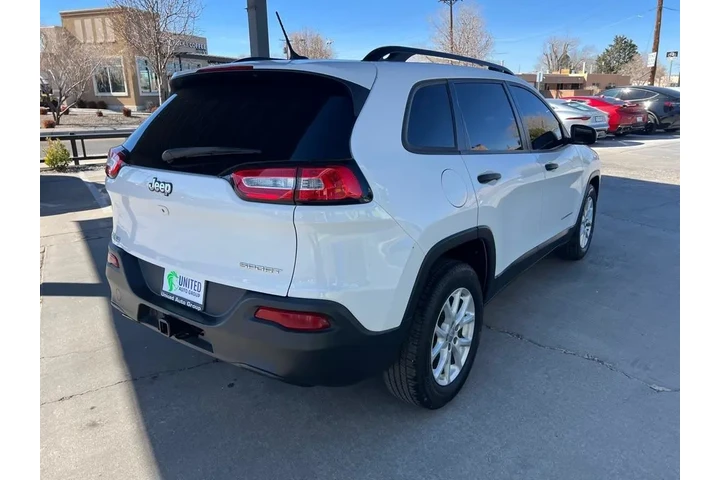 2016 Cherokee Sport FWD image 5
