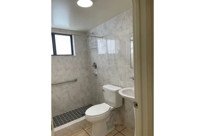$1650 : EFFICIENCY AREA CORAL GABLES image 3