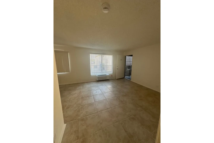 SOLAMENTE (55+) APTS DE 1 REC. image 2