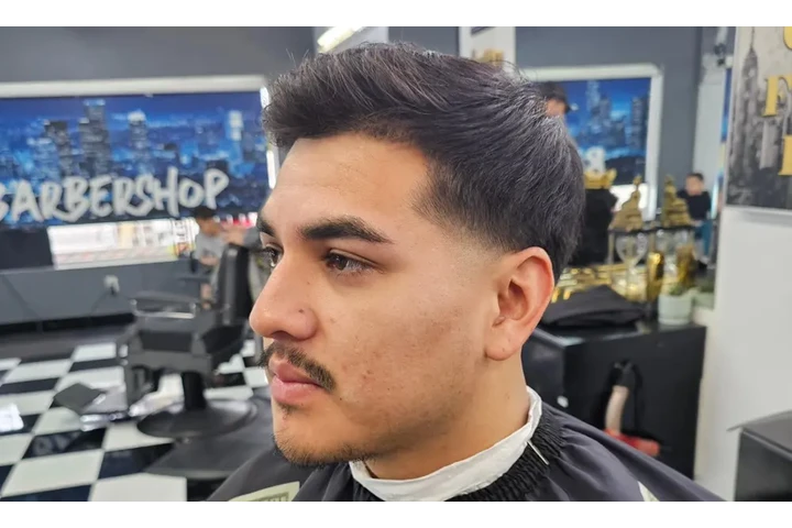 Peluquería y barbería image 3