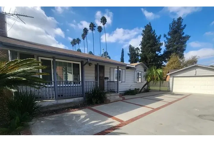 $1900 : This 3-bedroom, 1-bathroom image 1