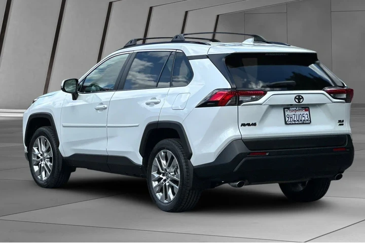 $33500 : Toyota RAV4 2023 AWD XLE Pre image 9