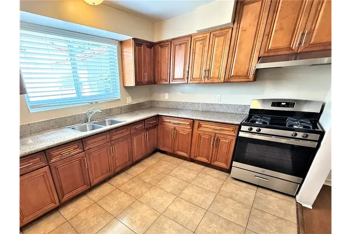 $1980 : 3Bed/2Bath image 4
