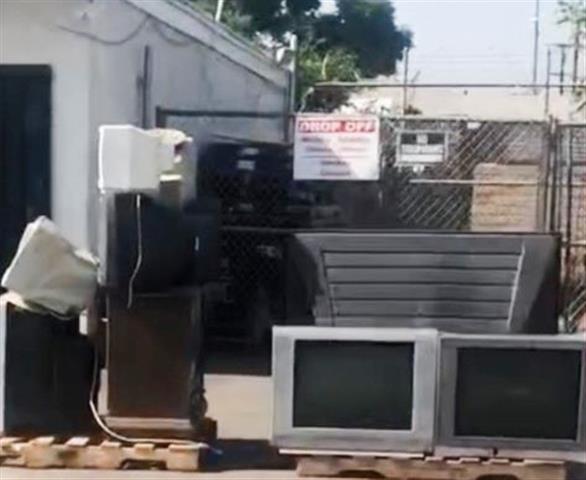 FNG E-waste handlers and donat image 4