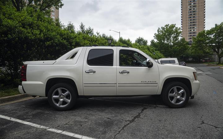 $24000 : 2012 CHEVROLET AVALANCHE image 3