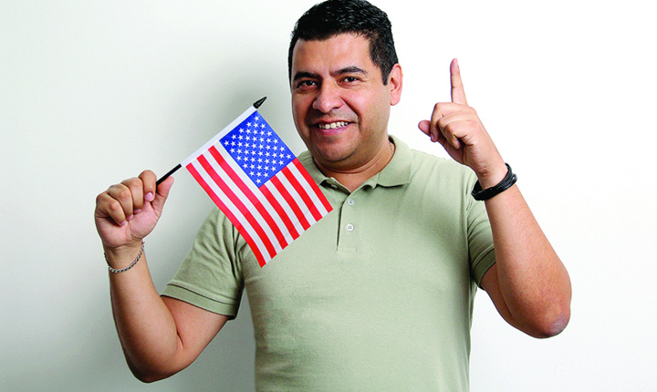 Latino con la bandera de EE UU