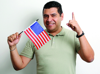 Latino con la bandera de EE UU
