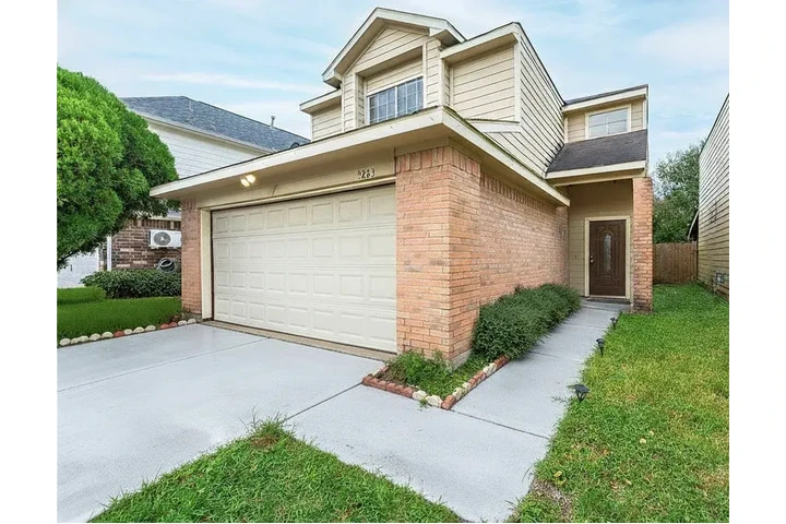 $1250 : 3 Bedroom Renta - Listo image 1