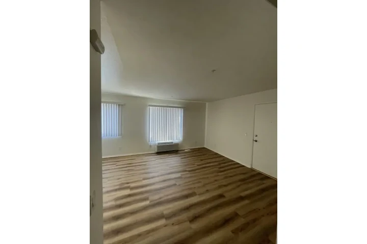 SOUTH GATE  SOLAMENTE (55+) image 4