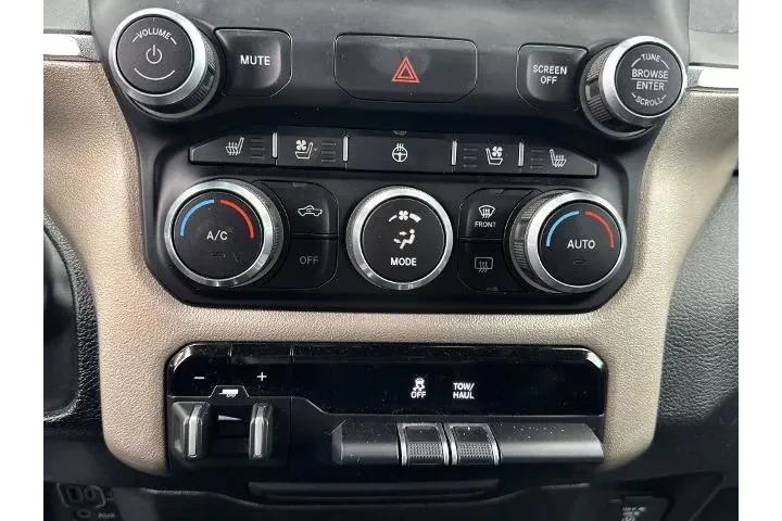 $32950 : Ram 1500 2019 4x4 Laramie 4d image 6