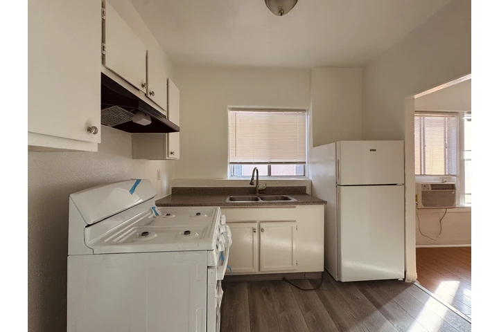 $1400 : 9th Hobart Studio Unit image 3