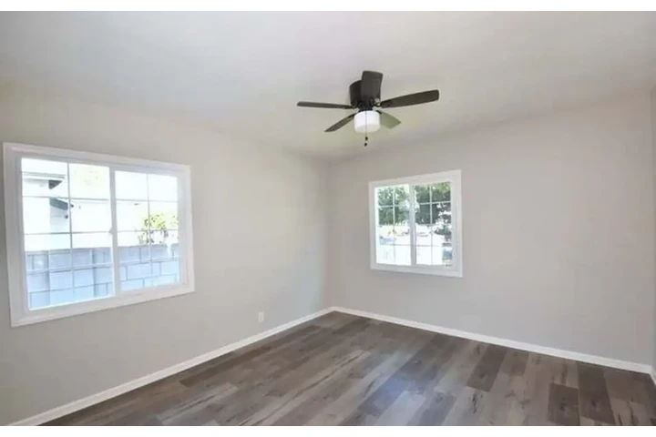 $2000 : Nice 2 Bed in Huntington Park image 7