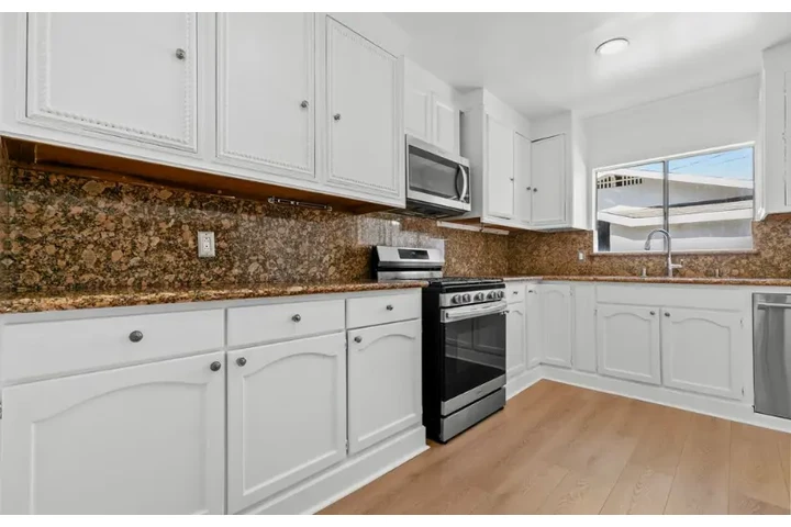 $2400 : 3 bedroom house In LA for rent image 7
