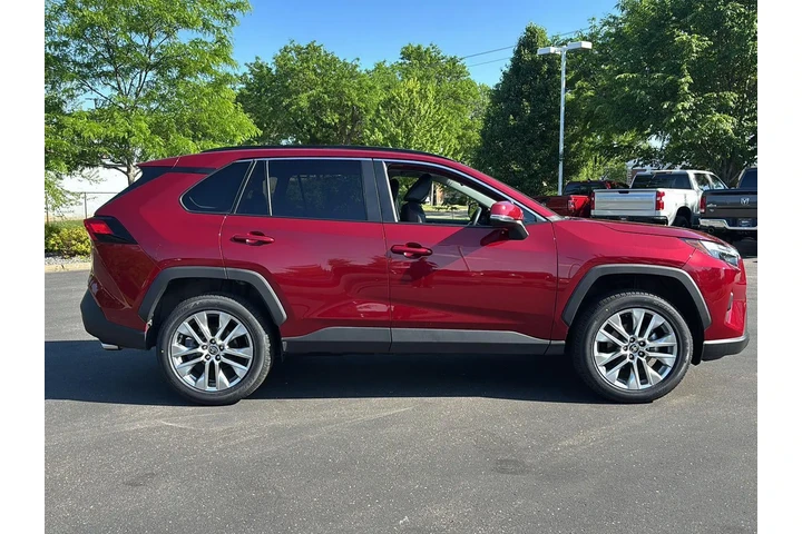 $40299 : Gold Certified 2025 RAV4 XLE image 8