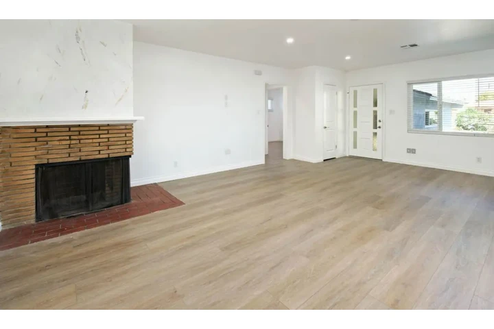 $2100 : Spacious 2 Bedroom House in LA image 3